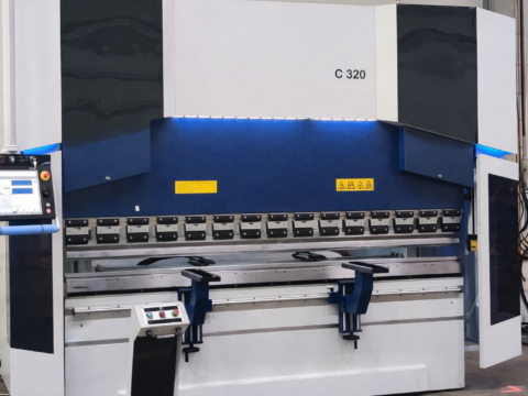 Cnc-ohjattu särmäyspuristin.