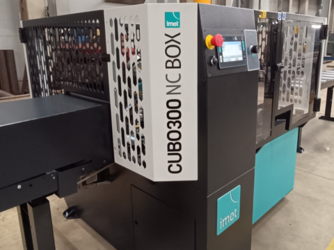 Cnc-ohjattu automaattivannesaha metallille.