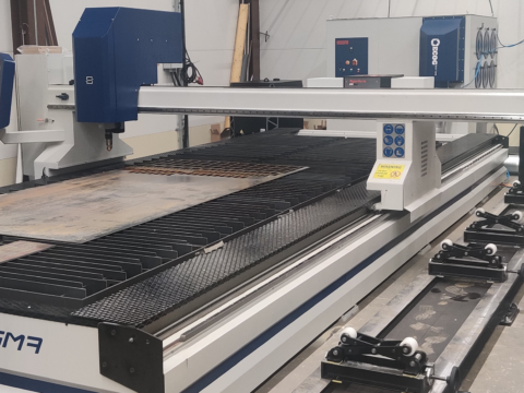 Hienosäde plasmaleikkauskone Hypertherm XPS 300 teholähteellä.