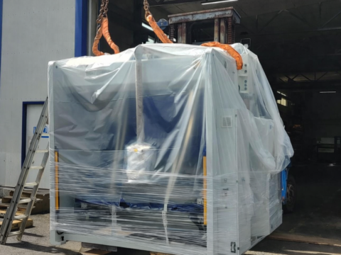 Särmäyskoneen nosto asiakkaalla.