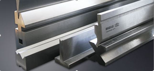 Särmäystyökalu metallin särmäämiseen särmäyspuristimella.